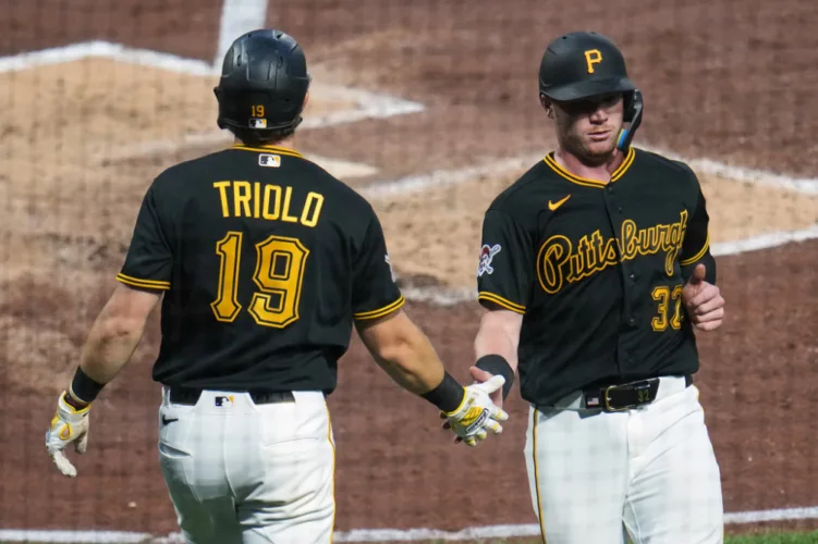 Pirates survive a wild finish as a 9th-inning throwing error seals win over Giants